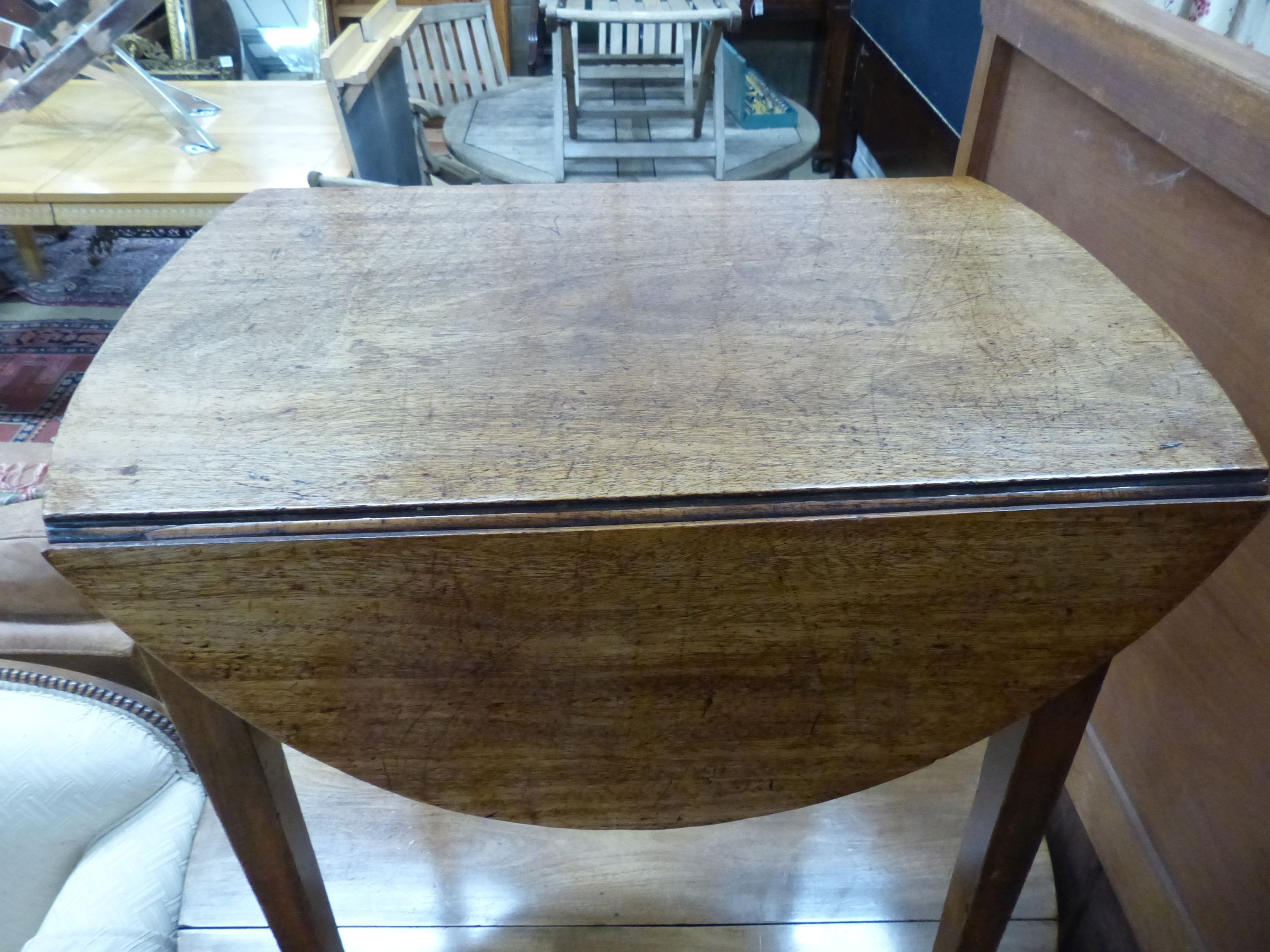 A small George III oval mahogany Pembroke table on square tapered legs W 87 extended D 66 H 70 cms